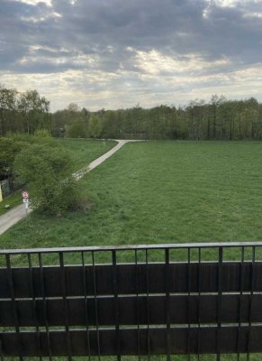 Helle 2-Zimmer-Dachgeschosswohnung mit Balkon in ruhiger Feldrandlage von Ffm-Praunheim