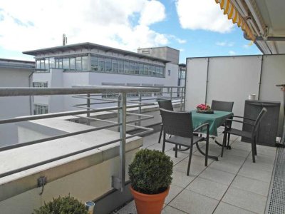 Helle und modern geschnittene Maisonette Wohnung mit Dachterrasse + Balkon