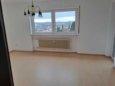Freundliche und modernisierte 2-Zimmer-Wohnung mit Balkon und Einbauküche in Waldershof