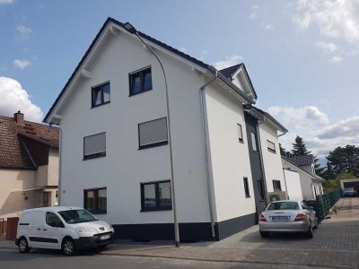 "Griesheim" Neuwertig, Schöne, geräumige drei Zimmer- DG-WO, mit Einbauküche und Süd Balkon