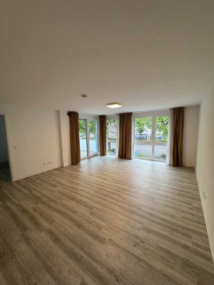 Neuwertige helle 2 Zimmer Wohnung 61m2 mit Fußbodenheizung, Vinyl Boden & bodenebener Dusche Balkon