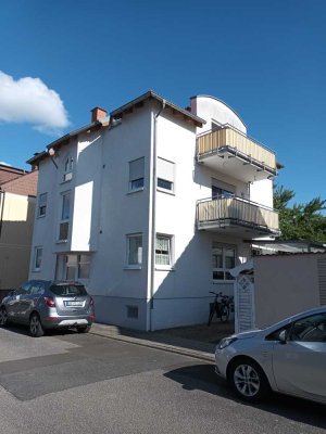 Charmante Dachgeschosswohnung in gepflegter kleiner Wohneinheit