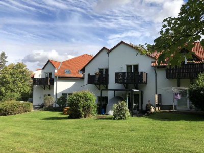 Wohnen wo andere Urlaub machen! Kleine 2-Zimmer- EG-Wohnung mit Terrasse und Stellplatz!