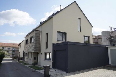 Neuwertige und topmoderne 5,5-Zimmer-DHH mit EBK im Herzen von Holzgerlingen