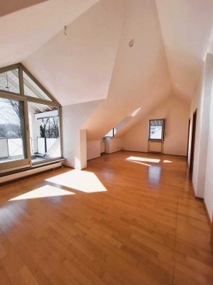 Helle Dachwohnung mit Südterrasse und Blick ins Grüne