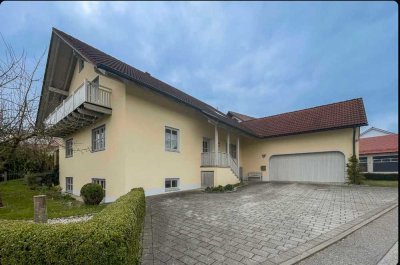 Geräumiges, preiswertes und gepflegtes 7-Zimmer-Einfamilienhaus mit EBK in Hohenthann