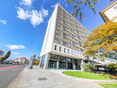 Sonnige Loggia trifft stilvolles Wohnambiente: Großzügige Wohnung mit moderner Einbauküche