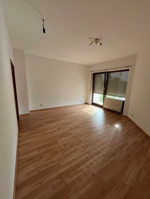 Teilmöbiliertes 1-Zimmer-Apartment mit Balkon & Stellplatz | Ideal für Studis