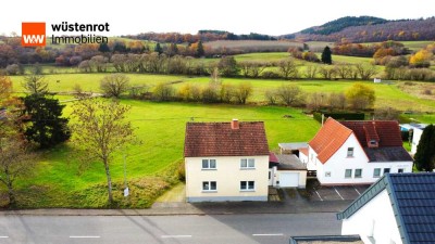 Geräumiges Wohnhaus auf zwei Etagen mit Vollunterkellerung & tollem Feldblick – ideal für Familien!