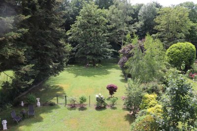 in ruhiger Lage , wenige Minuten zum Unterbacher See.     Balkonseite ins Grüne