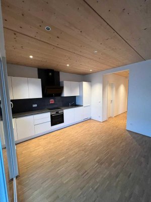 Erstbezug nach Sanierung: Helle 2-Zimmer-Wohnung mit EBK und Balkon in ruhiger Lage