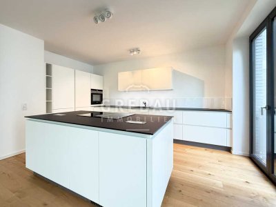 Urban mit Fahrstuhl und zwei PKW-Stellplätzen: Exklusive 3-Zimmer-Neubauwohnung mit großem Balkon