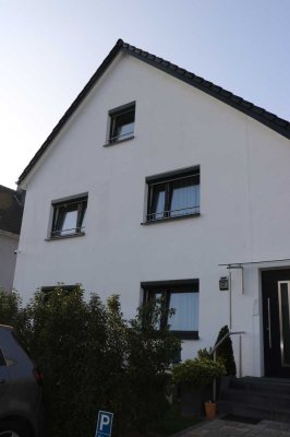 Vollständig renovierte 3-Zimmer-Wohnung mit Balkon und Einbauküche in Düsseldorf-Unterrath