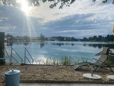 Sommerhaus am privaten Badesee in Wien – Garten, Privatstrand &amp; U-Bahn-Nähe