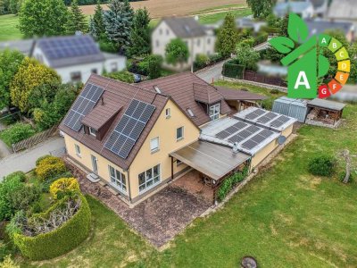 Größer als Sie denken: Energiesparendes Einfamilienhaus mit Gewerberäumen in herrlicher Südhanglage