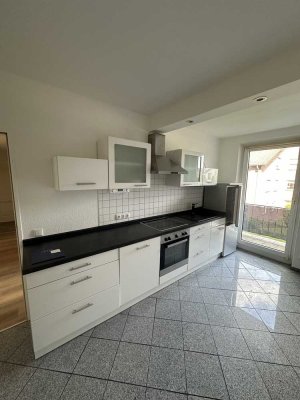 Modernisierte Wohnung mit drei Zimmern sowie Balkon und EBK in Würselen
