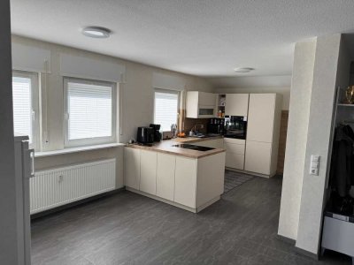 Freundliche und vollst. renovierte 4,5-Raum-Wohnung mit geh. Innenausstattung mit Balkon in Büdingen