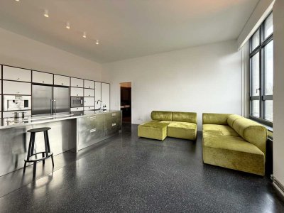Design-Loft mit Edelstahl Profi-Küche, Panoramafenstern & maßgefertigten Einbauten