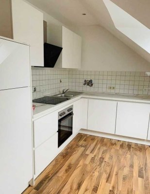 Wunderschöne 2,5 Zimmer Dachgeschoss-Wohnung !