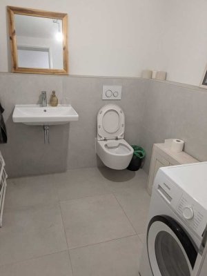 Geschmackvolle möblierte 2-Zimmer-Erdgeschosswohnung mit moderner Innenausstattung in Berlin Heiners