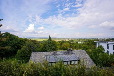 Hochwertige 3,5-Zimmer-Dachgeschosswohnung: Taunusblick, 3 Balkone, ausgebauter Spitzboden!