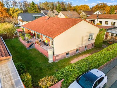 Gepflegter Bungalow mit Westterrasse in ruhiger Lage von Pyrbaum – zeitnah bezugsfrei!