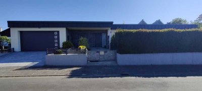 Traumhafter Bungalow mit großem Indoor-Pool, Atrium und blickgeschütztem Garten