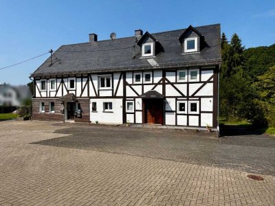 Historischer Fachwerkhof auf großem Anwesen in Wahlbach