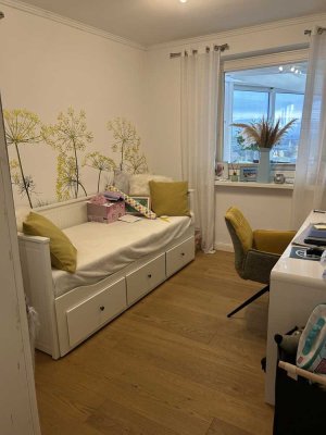 Geschmackvolle, sanierte 4-Raum-Penthouse-Wohnung mit geh. Innenausstattung mit Balkon und EBK
