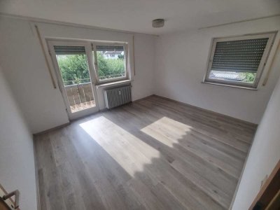 1250 € - 95 m² - 5.0 Zi.

Schöne helle 5-Zimmer-Wohnung im 1. OG – ruhige Lage