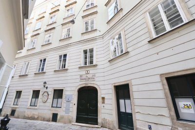 Modernes Wohnen in historischer Biedermeierliegenschaft! Voll möbliertes City-Apartment nächst Kärntner Straße!