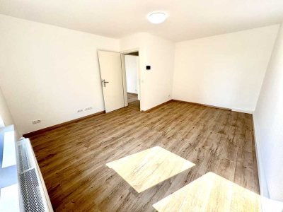 v Privat, 2 Zi- Whg, WG geeignet, kernsaniert, Erstbezug EBK+ Bad neu 52 qm, in Würzburg-Grombühl