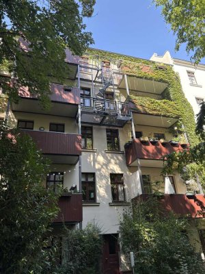 „Stilvoll modernisierte Altbauwohnung von 1891 mit Südbalkon und Parkett“