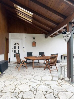 Großzügiges Familienhaus mit Einliegerwohnung, Garten &amp; Kamin!