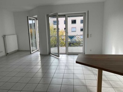 Schöne 2 ZKB Balkon, offene Küche und Stellplatz in Metternich