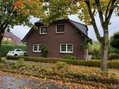 Einfamilienhaus (möglich mit Einliegerwohnung) in Zetel zentral gelegen zu verkaufen
