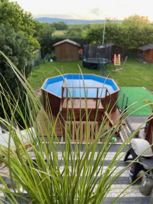 Ländlicher Charme trifft Stadtnähe: Großzügiges Reiheneckhaus mit traumhaftem Blick, Garten und Pool