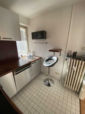 Helle und freundliche Single-City-Wohnung (Balkon, Einbauküche und provisionsfrei)
