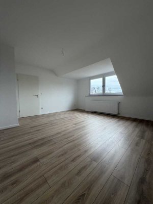 Kernsanierte 1,5-Zimmer-Dachgeschosswohnung in Duisburg Meiderich zu vermieten