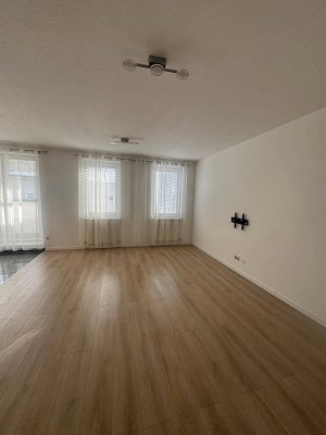 Helle 3-Zimmer-Wohnung mit Balkon, Kellerabteil &amp; Parkplatz - Top-Anbindung!