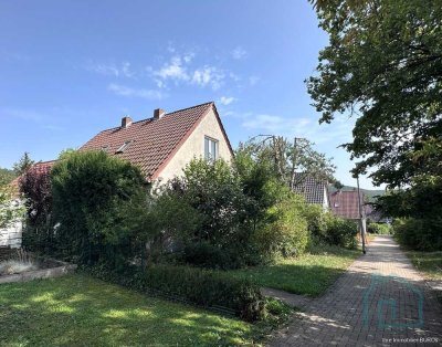 Familien aufgepasst: 
Gemütliches Siedlungshaus mit Garten & 2 Garagen in Eisenberg-Steinborn