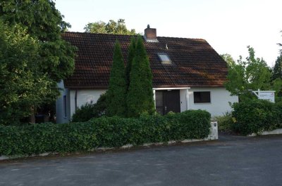 Einfamilienhaus mit solider Bausubstanz bietet einen Neustart in begehrter Lage in Adendorf