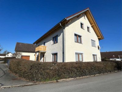 Großzügiges Zweifamilienhaus mit Nebengebäude in Neubäu