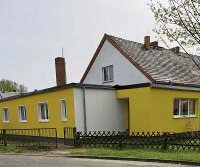 Zwei Häuser (300 m²) mit Werkstatt & Garagen. Berlin 52 Min. Eines schnell bezugsfertig.