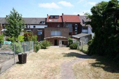 Bedburg Lipp, Erdgeschosswohnung mit Garten und großer Garage, Ideal für Handwerker etc.