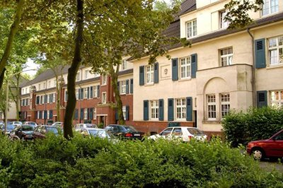 2 Zimmer mit Bodenbelag und Tapeten zum günstigen Preis