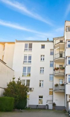 *ERSTBEZUG NACH SANIERUNG * SCHICKE 3-RAUM-WOHNUNG MIT BALKON, EINBAUKÜCHE UND STELLPLATZ