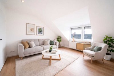 Frisch kernsanierte, lichtdurchflutete 2-Zimmer-Dachgeschosswohnung mit Balkon