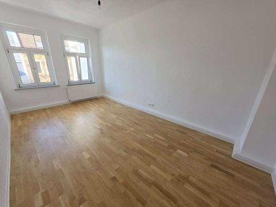 Citywohnen mit Charakter: Sanierte 2-Raumwohnung im modernen Altbau - Parkett, Balkon und EBK-Option