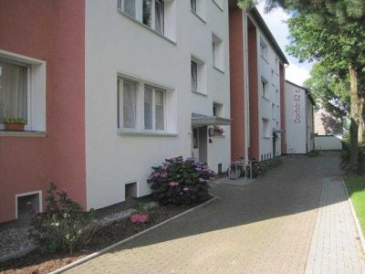 ***Renoviert und bezugsfertig... sehr schöne 3-Zimmerwohnung (2.OG) mit Balkon***